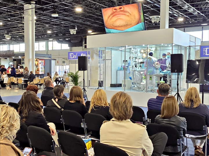 코웰메디는 지난 10월 16~18일 헝가리 부다페스트에서 열린 ‘Dental World 2025’에 참가했다.<코웰메디 제공>