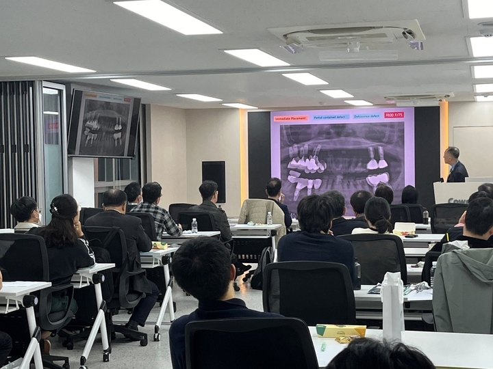 코웰메디가 지난 25일 서울과 광주에서 임플란트 세미나를 동시 개최했다. 사진은 서울 삼성캠퍼스에서 열린 ‘GBR & INSIGHT’ 세미나 현장.