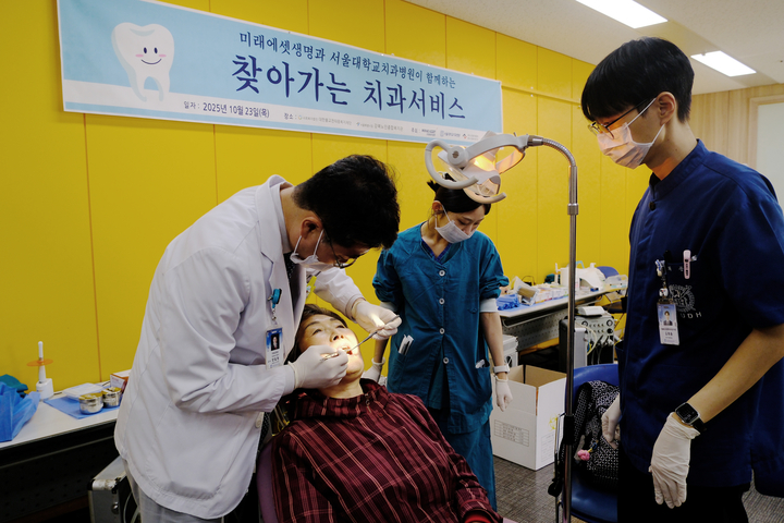 양일형 봉사단장(치과교정과 교수)이 진료하고 있다.