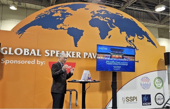 윤정호 대한치주과학회 국제이사가 AAP Global Speaker Pavilion 세션에서 강연 중이다.