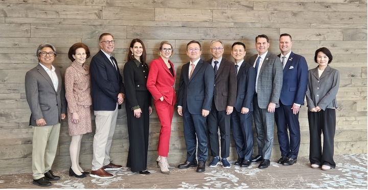 (좌측부터)오태주 교수, Kristi Soileau 부회장, Richard Nagy 차기 부회장, Ana Becil Giglio 차기 회장, Mia Geisinger 회장, 설양조 회장, 윤정호 국제이사, 박준범 JPIS 편집장, Stephen Meraw 직전 회장, Brad Crump 차기 Secretary/Treasurer, 김윤정 국제실행이사.