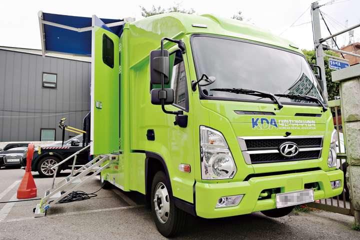 치협이 국가건강검진 항목에 파노라마 촬영 도입을 목표로 기획·제작한 ‘이동형 파노라마 검진 차량’ 모습.