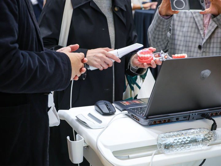 참석자들이 현장에서 Lilivis SCAN 시연을 지켜보고 있다.<오스비스 제공>