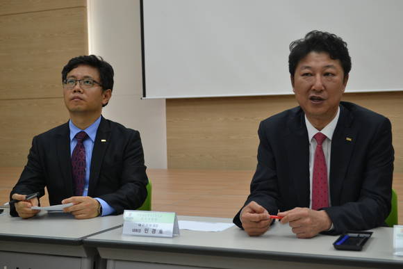 남상범 대회장(오른쪽)과 허용수 조직위원장.