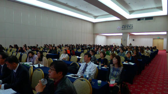 지난 9일 열린 대한심미치과학회 학술대회에서 청중들이 강연에 집중하고 있다.