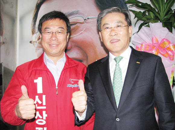 최남섭 협회장이 4·29 재보궐선거에 앞서 지난 4월 20일 신상진 후보 선거사무실을 찾아 신 후보에게 격려의 인사를 건넸다. 최협회장과 신 당선자는 고등학교 선후배 사이다.