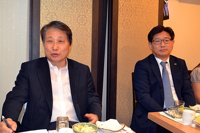 홍순호 소장은 이번 2기 전문가과정은 철저히 회원들 곁으로 다가가는 강연이 될 거라고 설명했다. 오른쪽은 박상현 정책이사.