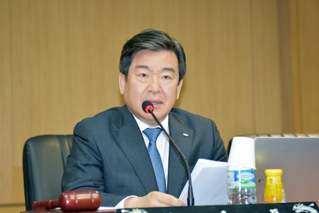 지난 8월 22일 열린 제4회 정기이사회에서 김철수 협회장이 인사말을 하고 있다.