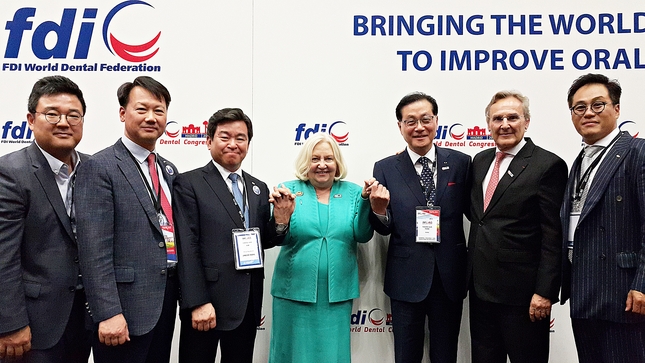 FDI2017 총회 후 캐스린 켈 FDI회장, 패트릭 헤스콧 전 FDI회장이 한국 대표단과 함께 박영국 원장의 당선을 축하했다. 오른쪽 부터 김현종 국제이사, 패트릭 헤스콧 FDI 전 회장, 박영국 원장, 캐스린 켈 FDI 회장, 김철수 협회장, 나승목 부회장, 정국환 전 국제이사.
