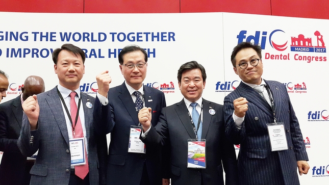 박영국 원장의 당선은 후보자 본인의 '3전 4기' 노력과 한국 대표단의 조직적인 지원이 빚어낸 결과물이라는 평이다. 왼쪽부터 나승목 부회장, 박영국 원장, 김철수 협회장, 김현종 국제이사.