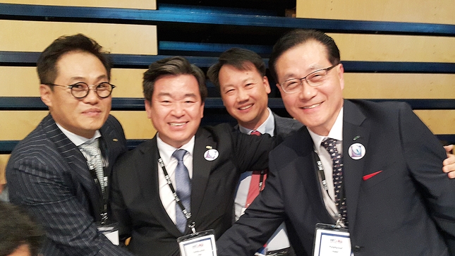 당선이 확정된 직후 박영국 원장(오른쪽)과 김철수 협회장 등 한국대표단이 얼싸안고 기쁨을 나눴다.