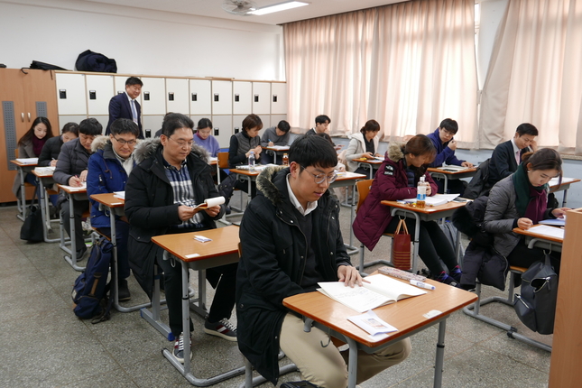 2019년도 제12회 치과의사전문의자격시험 1차 시험이 10일 오전 서울 덕수고등학교에서 치러졌다. 응시자들이 시험 전 마지막 점검을 하고 있다.