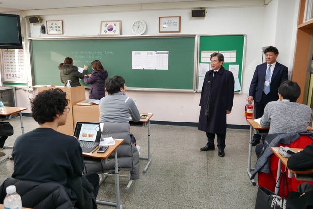 김철수 협회장이 시험장을 돌며 응시자들에게 응원의 메시지를 전달했다.