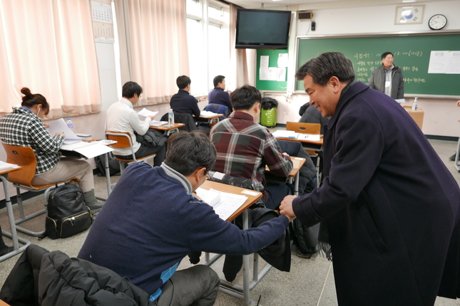 김철수 협회장이 한 응시자를 격려하고 있다.
