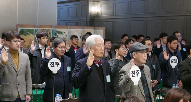 경남지부 대의원들이 치과의사윤리선언 낭독을 하고 있다.