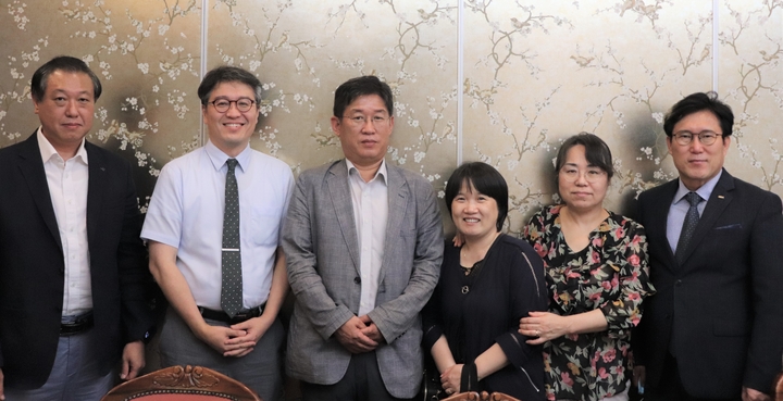 치협이 지난 6월 25일 서울역 인근 모처에서 김현선 부회장을 비롯한 정승우 공공·군무이사, 이영만 기획이사 등이 참석한 가운데 (가칭)대한공공치의학회와 간담회를 가졌다.<정현중 기자>