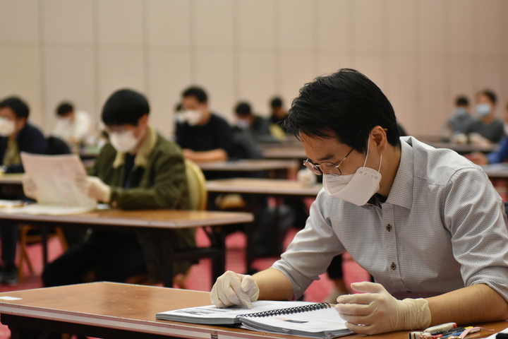 지난 11월 22일 치러진 2020년도 통합치의학과 치과의사전문의 자격시험 2차 시험 결과 3434명이 새로 통합치의학과 전문의로 배출되며 본격적인 다수 전문의 시대를 열게 됐다.