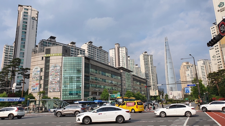 잠실새내역 사거리의 모습. 인근의 아파트 단지와 지하철역을 오가는 유동인구가 많다.&lt;최상관 기자&gt;