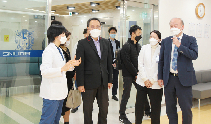 구영 병원장(앞줄 가장 오른쪽)과 박민수 보건복지부 기획조정실장(앞줄 왼쪽에서 두 번째)이 중앙센터를 둘러보고 있다.<서울대치과병원 제공><br>
 
