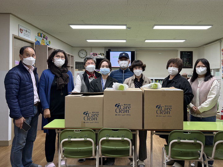 부산대치과병원(병원장 조봉혜)은 지난 10월 27일과 29일 양일에 걸쳐, 양산시 지역아동센터 대표기관과 양산시 애육원에 구강관리용품 총 520세트를 전달했다. <사진: 부산대치과병원 제공>