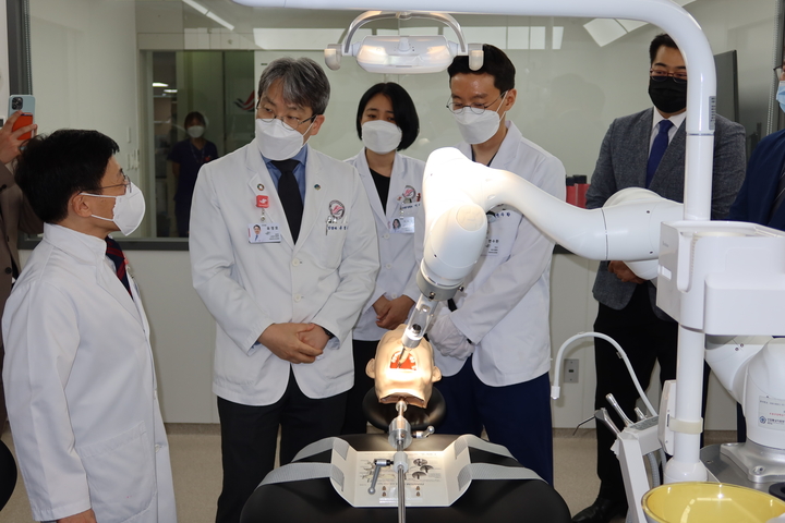 한림대성심병원의 양병은 임치원장, 유경호 병원장, 변수환 로봇수술센터장(사진 왼쪽부터)이 치과로봇을 살펴보고 있다.<전수환 기자> 