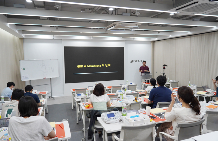 덴티스(대표이사 심기봉)는 지난 6월 25일 시작으로 지난 7월 10일까지 6번에 걸쳐 덴티스 서울 문정 캠퍼스에서 ‘OF ALL IMPLANT Hands-on Seminar’를 진행했다.&lt;덴티스 제공&gt;