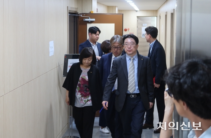 5월 31일 2025년도 치과 수가 인상률이 3.2%로 타결된 가운데, 치협 수가협상단이 협상 후 회의실을 나서고 있다.<천민제 기자>