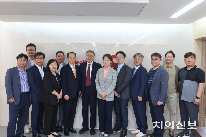 2025년도 치과 수가 인상률이 3.2%로 타결된 가운데, 치협 집행부가 현장을 방문해 힘을 보탰다.<천민제 기자>