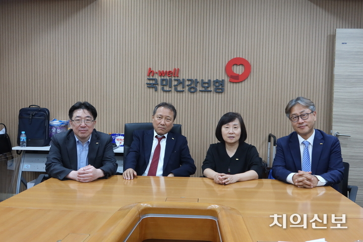 2025년도 수가협상 타결 직후 치협 수가협상단이 기념 촬영을 했다. 사진 왼쪽부터 설유석 치협 보험이사, 마경화 수가협상단장(부회장), 김수진 보험이사, 함동선 서울지부 부회장.<천민제 기자>