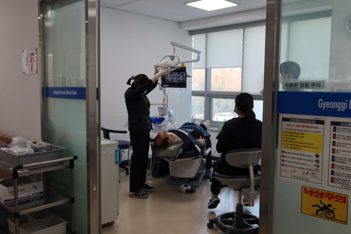 경기도의료원 수원병원 장애인치과진료센터에서 장애인 환자를 진료하고 있다.